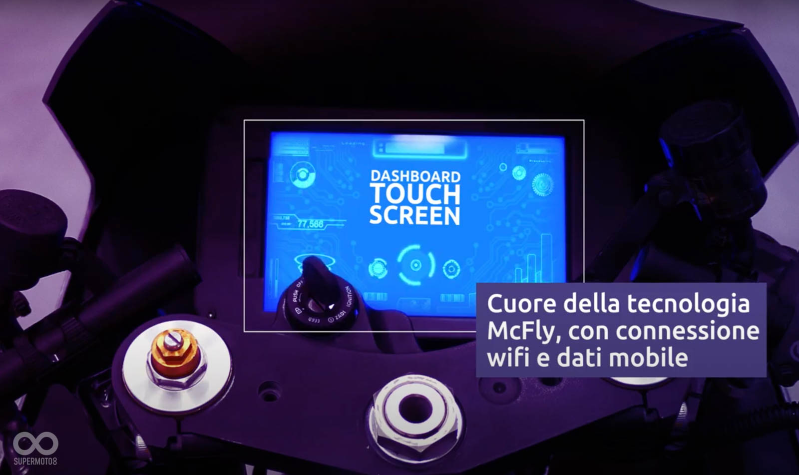 儀表採用8吋觸控螢幕設計，並且可從儀表上直接切換不同的引擎聲浪、動力模式